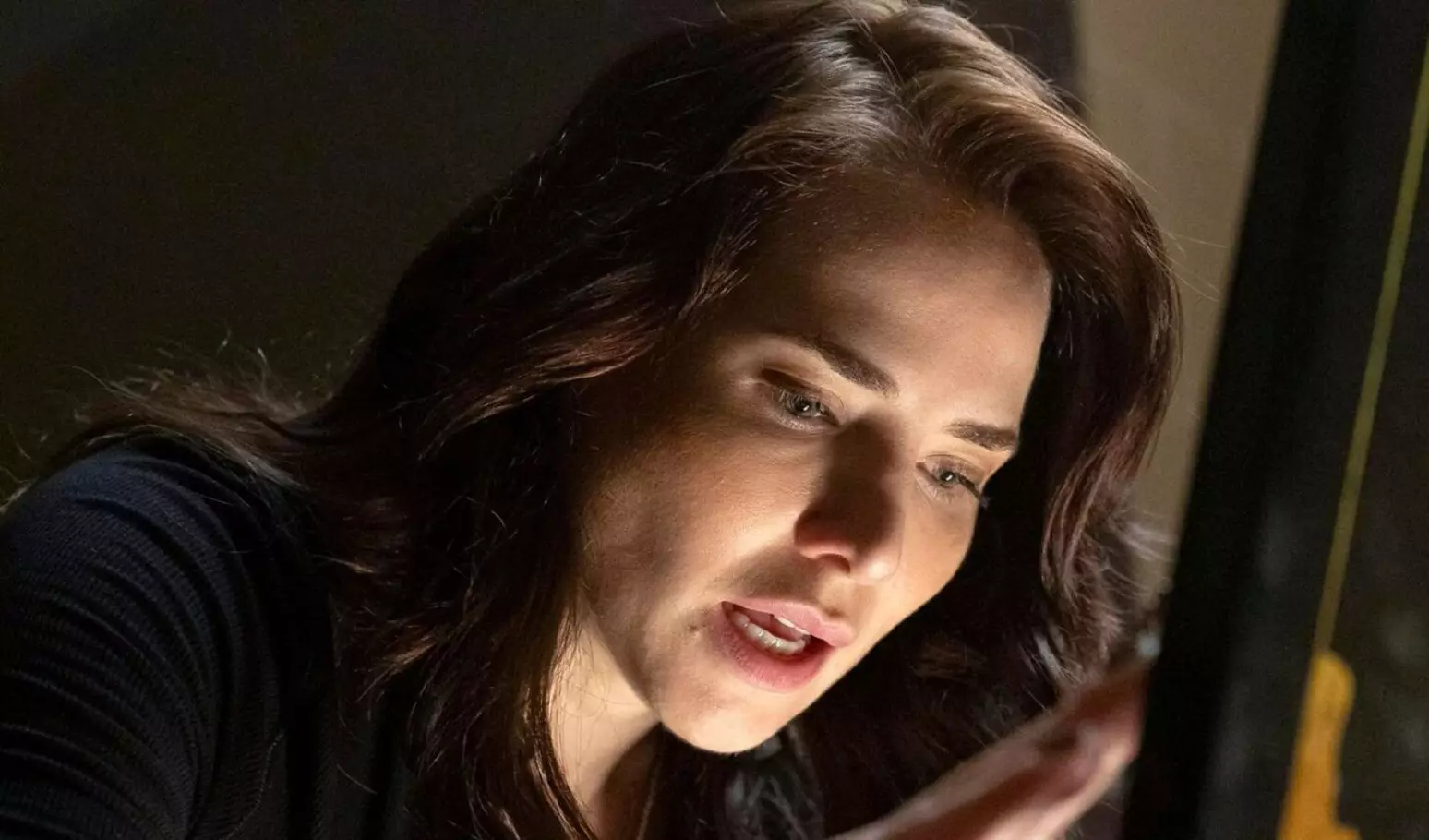 Adriana finalmente terá acesso ao laudo original da perícia sobre a morte de Arthur Brandão em Quem Ama Cuida - TV Globo
