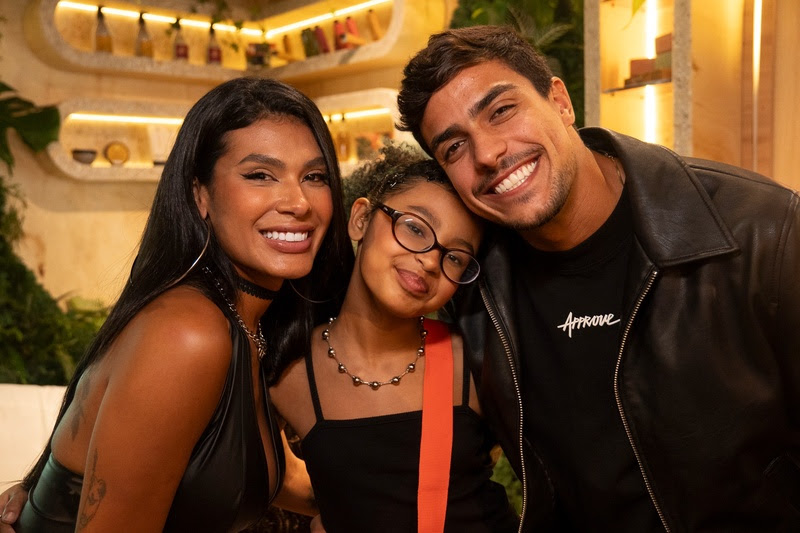 Durante passagem pelo espaço da Natura, Pocah revelou a relação afetiva com a marca e contou que Toyah também começou a se interessar por maquiagem - Foto: Estúdio Well Fernandes