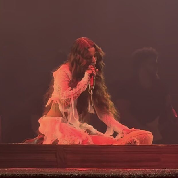 Marina Sena rasgou um boneco durante apresentação no Rock in Rio, mas negou que a performance fosse uma indireta para Juliano Floss - Reprodução X