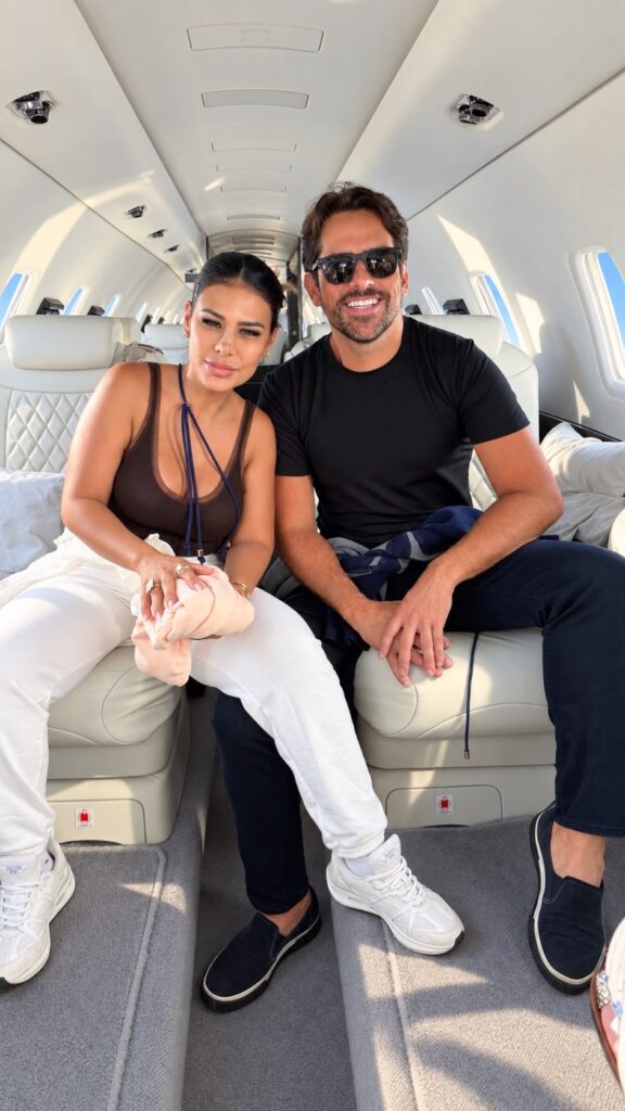 Ao lado de Rodrigo Branco, Simone Mendes posou diante de um Cessna Citation Sovereign, aeronave avaliada em aproximadamente R$ 30 milhões.