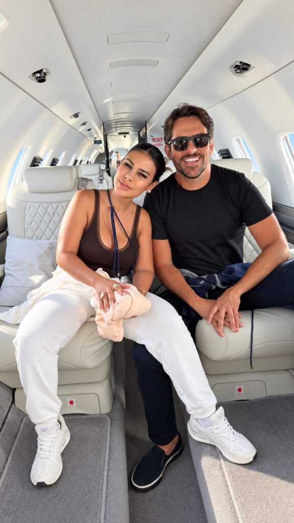 Ao lado de Rodrigo Branco, Simone Mendes posou diante de um Cessna Citation Sovereign, aeronave avaliada em aproximadamente R$ 30 milhões.