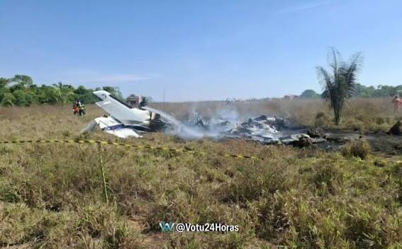 Rey Vaqueiro e outras sete pessoas conseguiram deixar a aeronave sem ferimentos antes de o fogo destruir o jato.