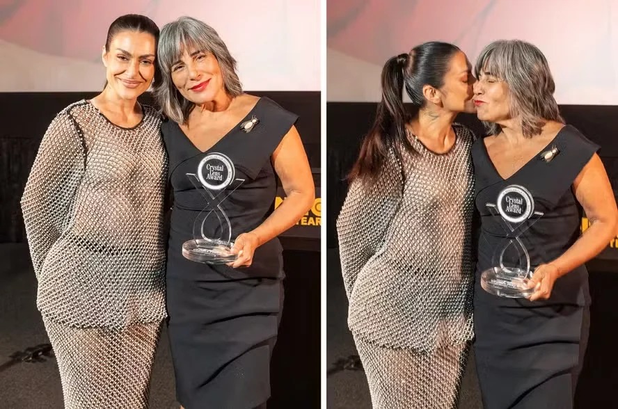 Cleo apostou em sobreposição metalizada e transparência para prestigiar a mãe