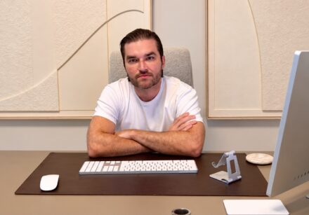 Renan Bastos, CEO da RC Crown, desenvolveu uma plataforma interna para organizar ofertas de relógios disponíveis no mercado internacional.