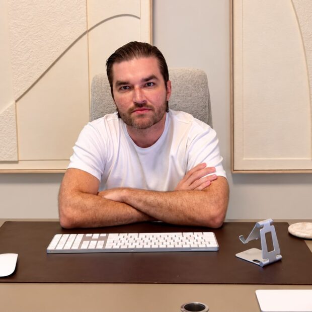 Renan Bastos, CEO da RC Crown, desenvolveu uma plataforma interna para organizar ofertas de relógios disponíveis no mercado internacional.