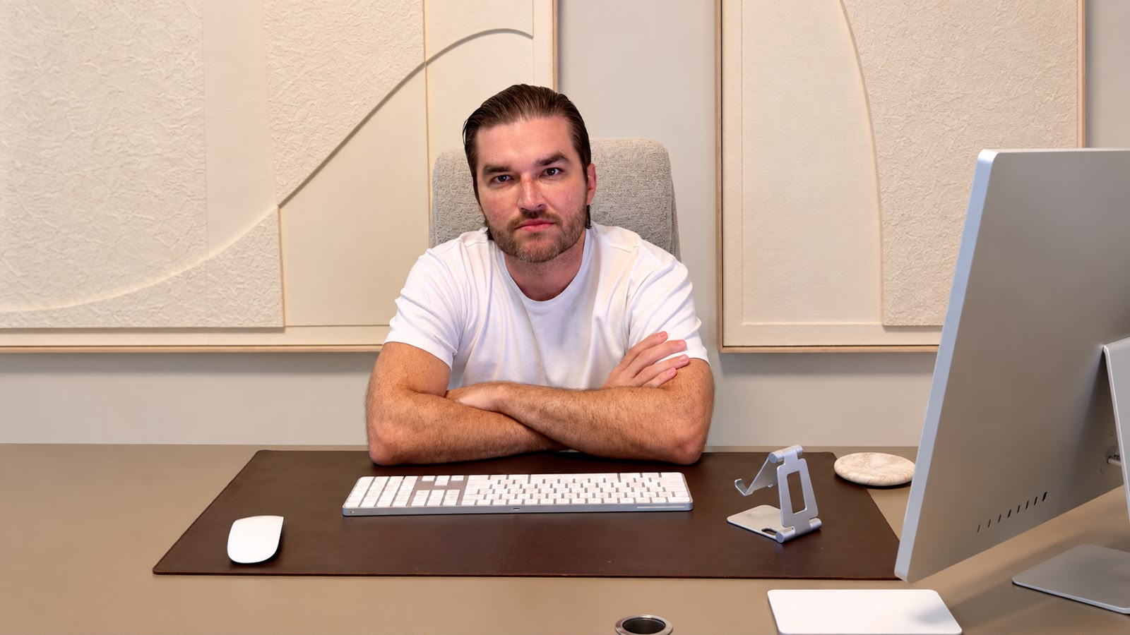 Renan Bastos, CEO da RC Crown, desenvolveu uma plataforma interna para organizar ofertas de relógios disponíveis no mercado internacional.
