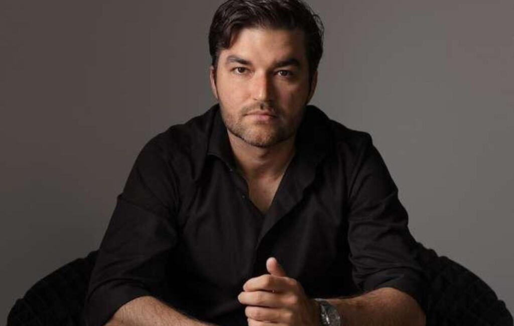 Para Renan Bastos, a tecnologia ajuda a organizar o mercado, mas a confiança e o relacionamento entre dealers continuam fundamentais nas negociações.