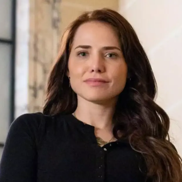 Adriana, personagem de Letícia Colin, muda de visual e assume uma nova posição dentro da Brandão Joias em Quem Ama Cuida - Foto: Manoella Mello/Globo