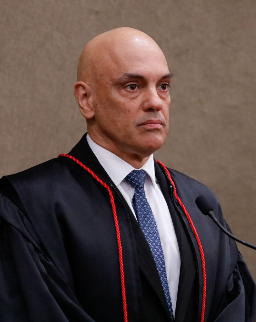 O julgamento envolvendo Alexandre de Moraes mexeu até com a programação da Globo, que esticou Avenida Brasil e deixou a Sessão da Tarde fora da grade.