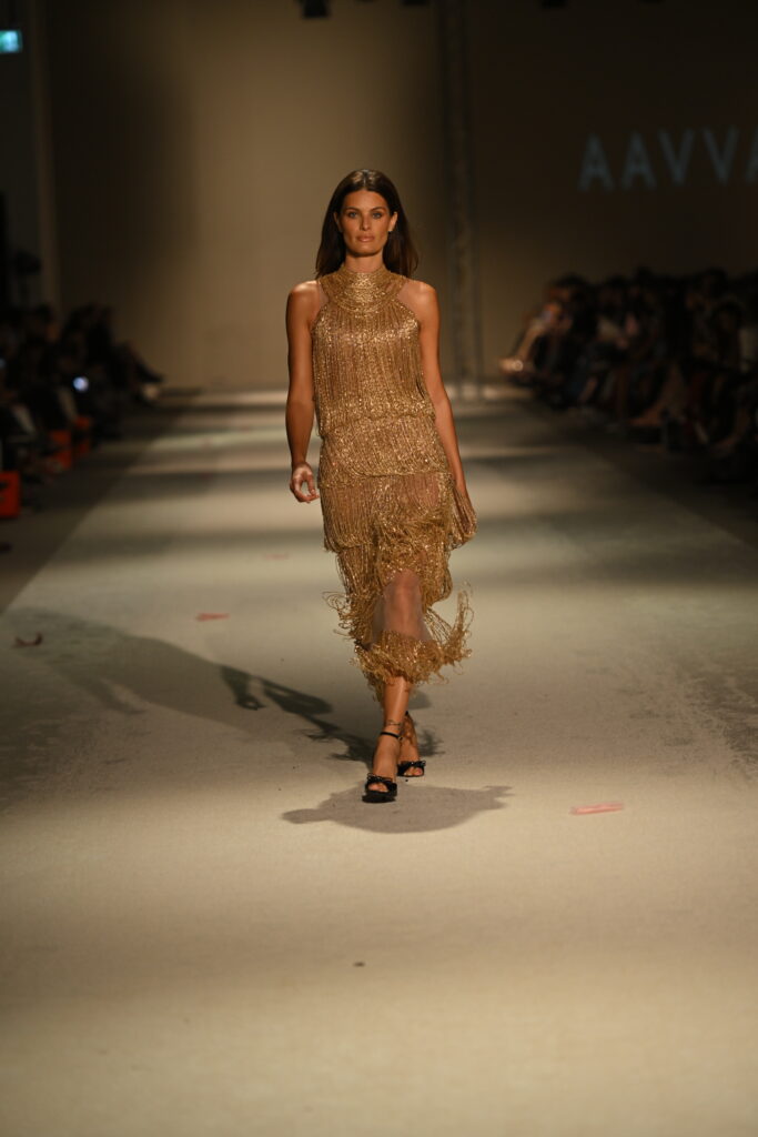 Um mês de trabalho, cinco artesãos e 1.500 franjas: Isabeli Fontana foi a estrela do fechamento da AAVVA Fashion em Dubai.