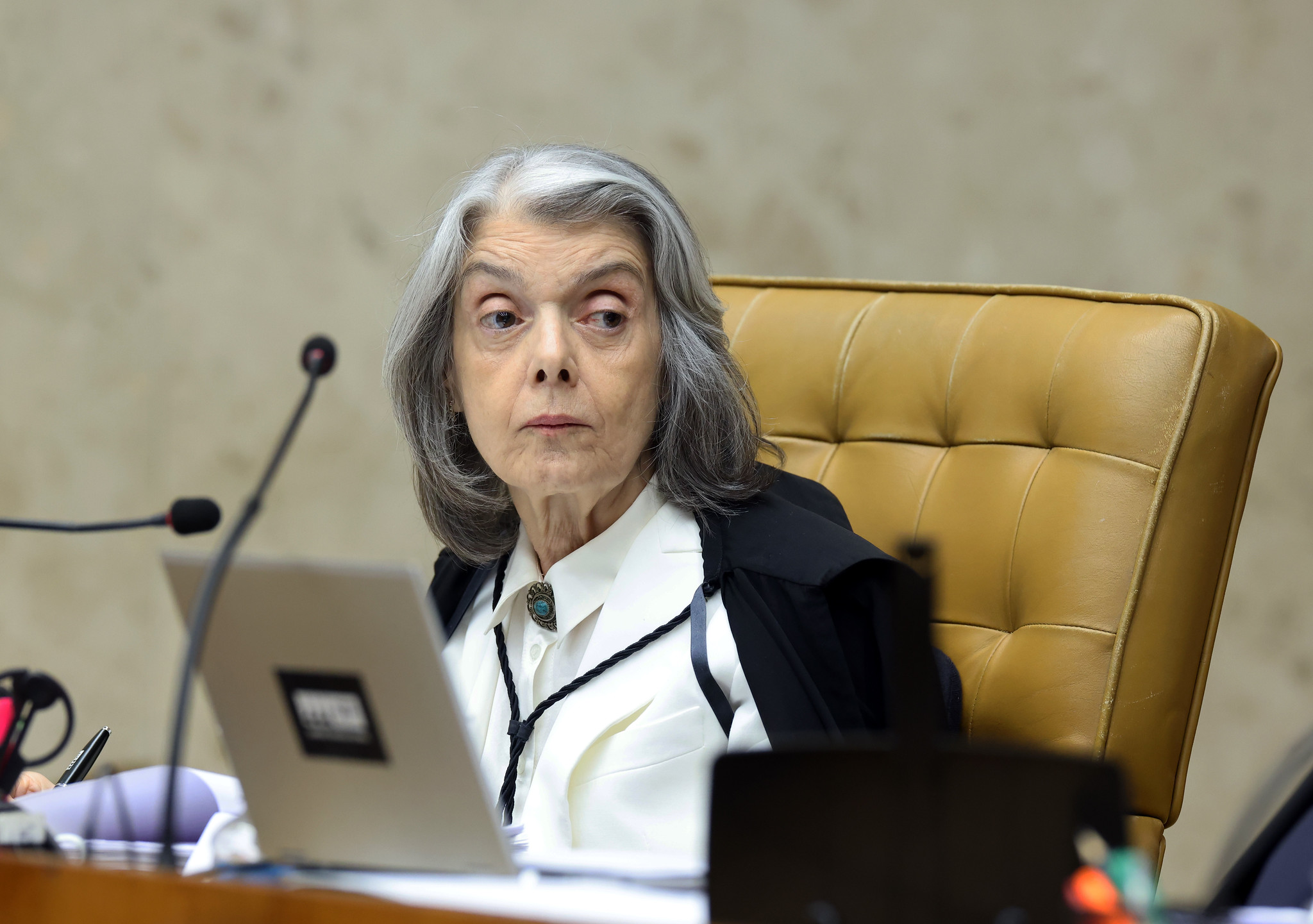 Cármen Lúcia diz estar “envergonhada” com crise no STF e deixa votação empatada