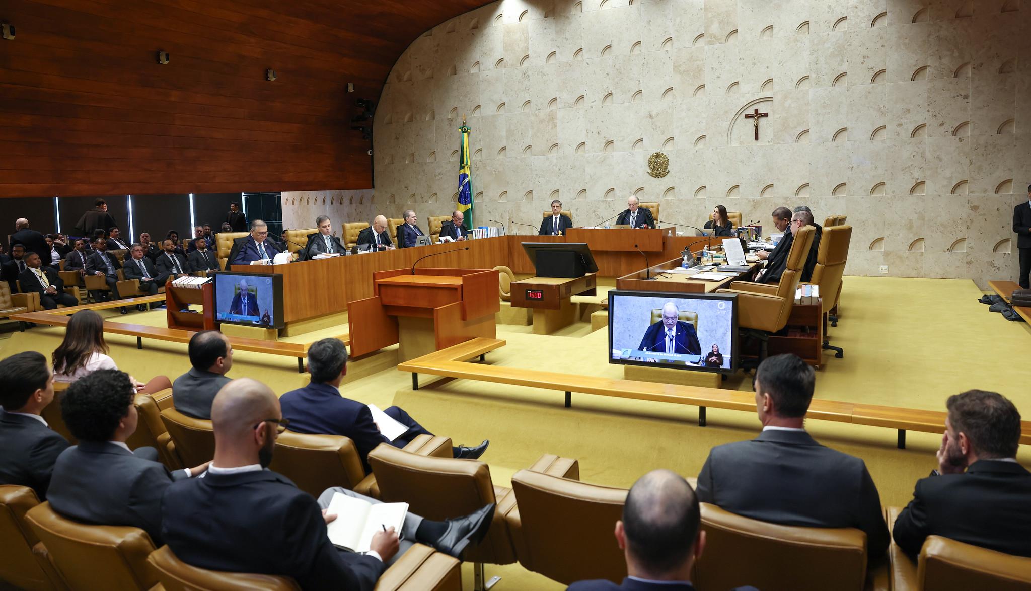 STF encerra sessão sem decidir caso Moraes após bate-bocas e empate no plenário
