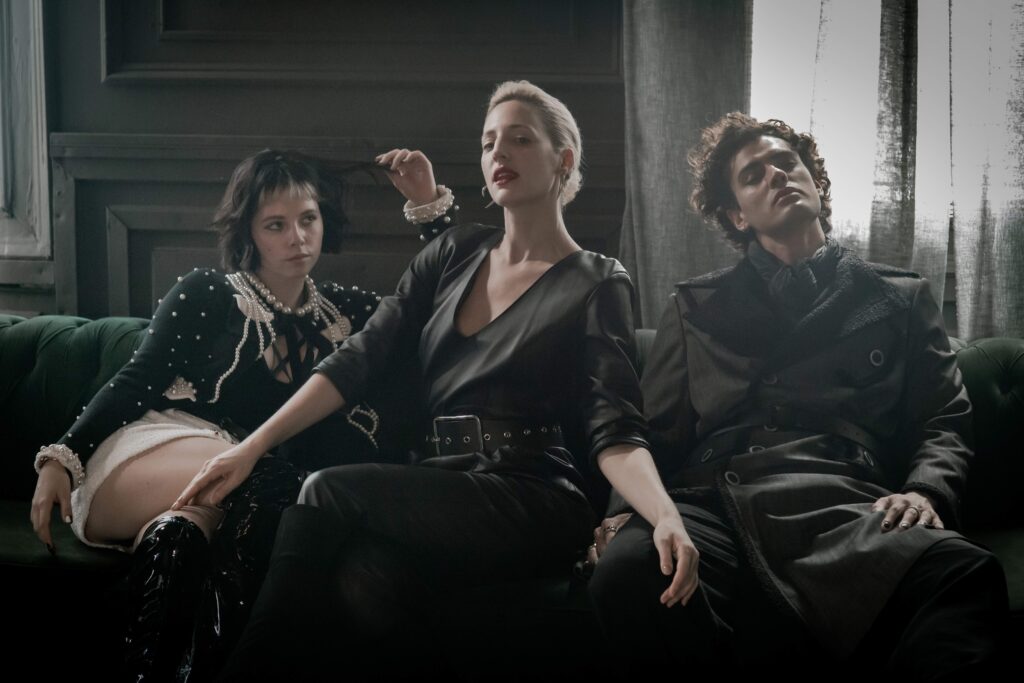 Milhem Cortaz, Lucas Leto e Alli Willow ganham protagonismo na segunda temporada de ‘Vermelho Sangue’
Martín (Milhem Cortaz), Juan (Lucas Leto) e Luna (Leticia Vieira)
Globo/Paulo Belote
