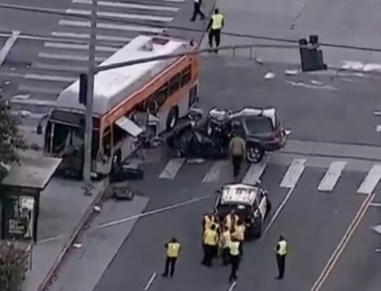 Tragédia em Los Angeles: helicóptero de reportagem cai durante cobertura jornalística e deixa três mortos. As causas do acidente serão investigadas.
