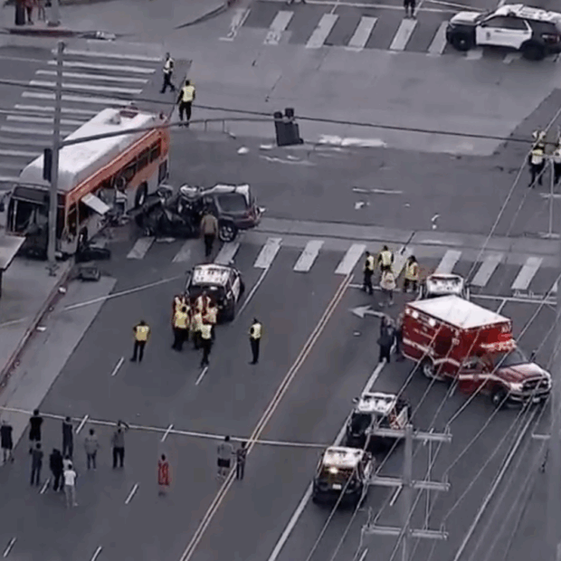 Um helicóptero da NBC Los Angeles caiu enquanto cobria um acidente em Chatsworth. Três mortes foram confirmadas e uma quarta pessoa foi levada ao hospital.