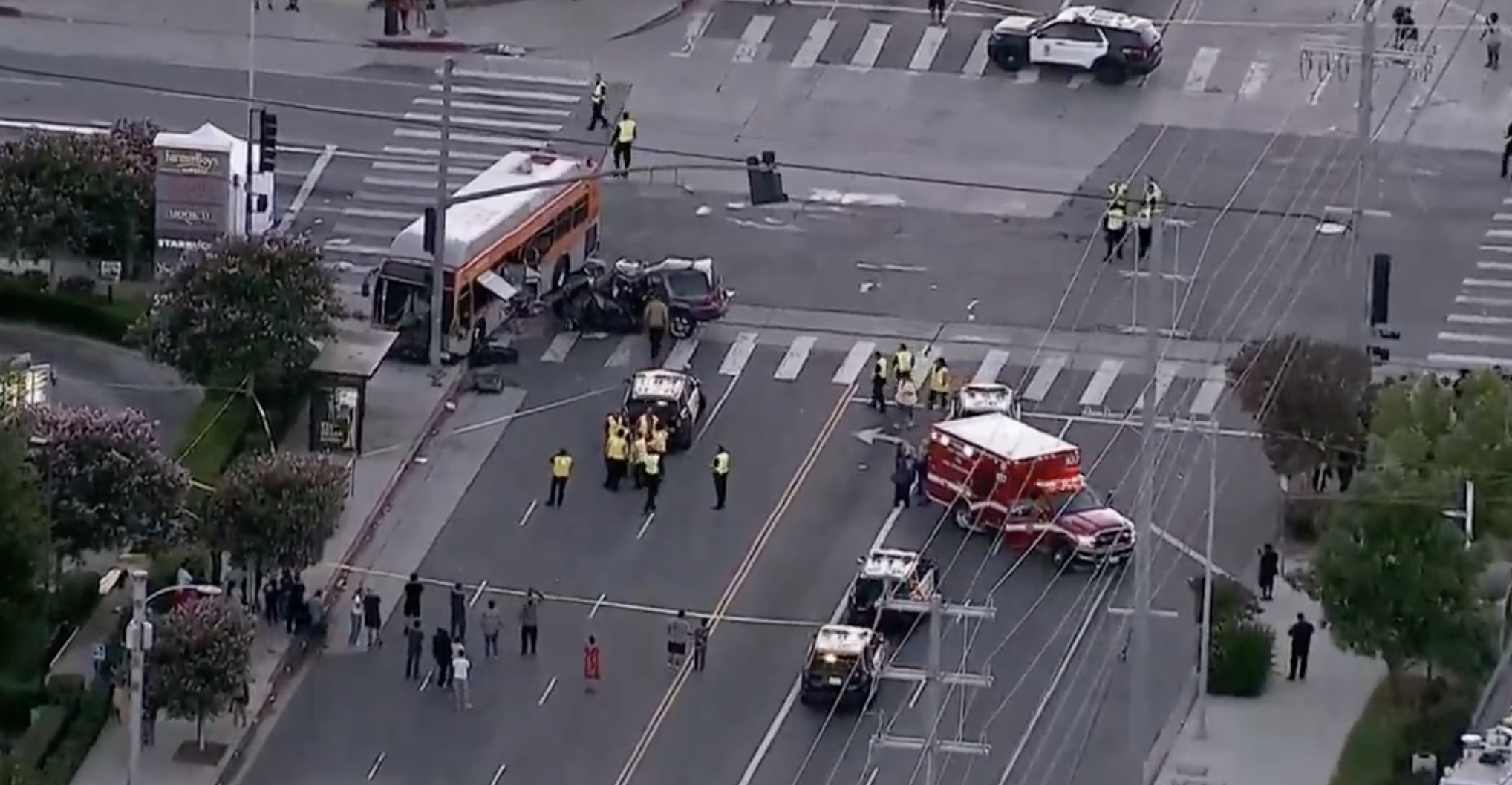Um helicóptero da NBC Los Angeles caiu enquanto cobria um acidente em Chatsworth. Três mortes foram confirmadas e uma quarta pessoa foi levada ao hospital.