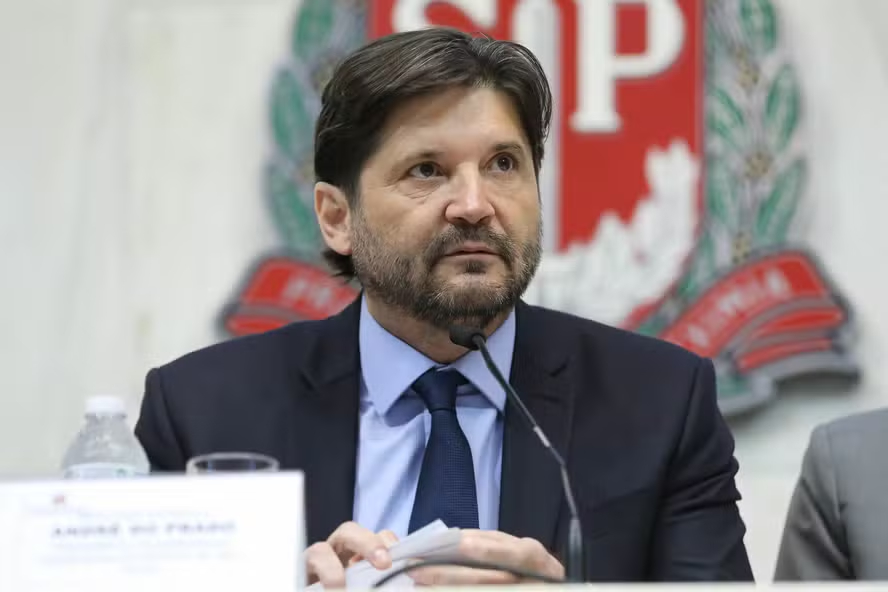 Justiça Eleitoral suspende propaganda de André do Prado com imagens de Tarcísio