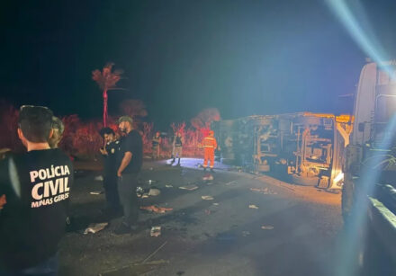 acidente entre ônibus de turismo e carreta na br 116