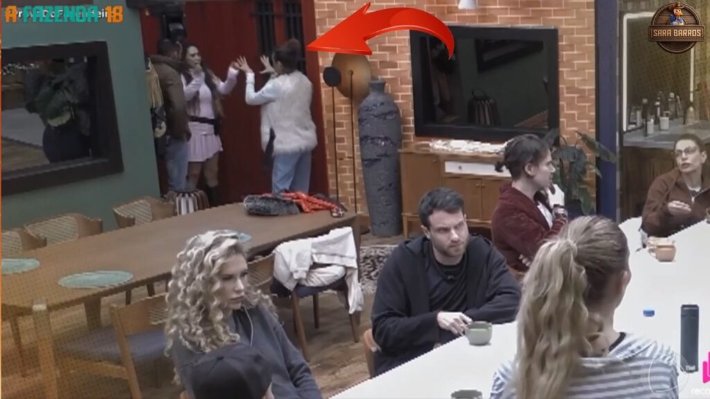 VAR exibido pela Record mostrou o momento que desencadeou a discussão