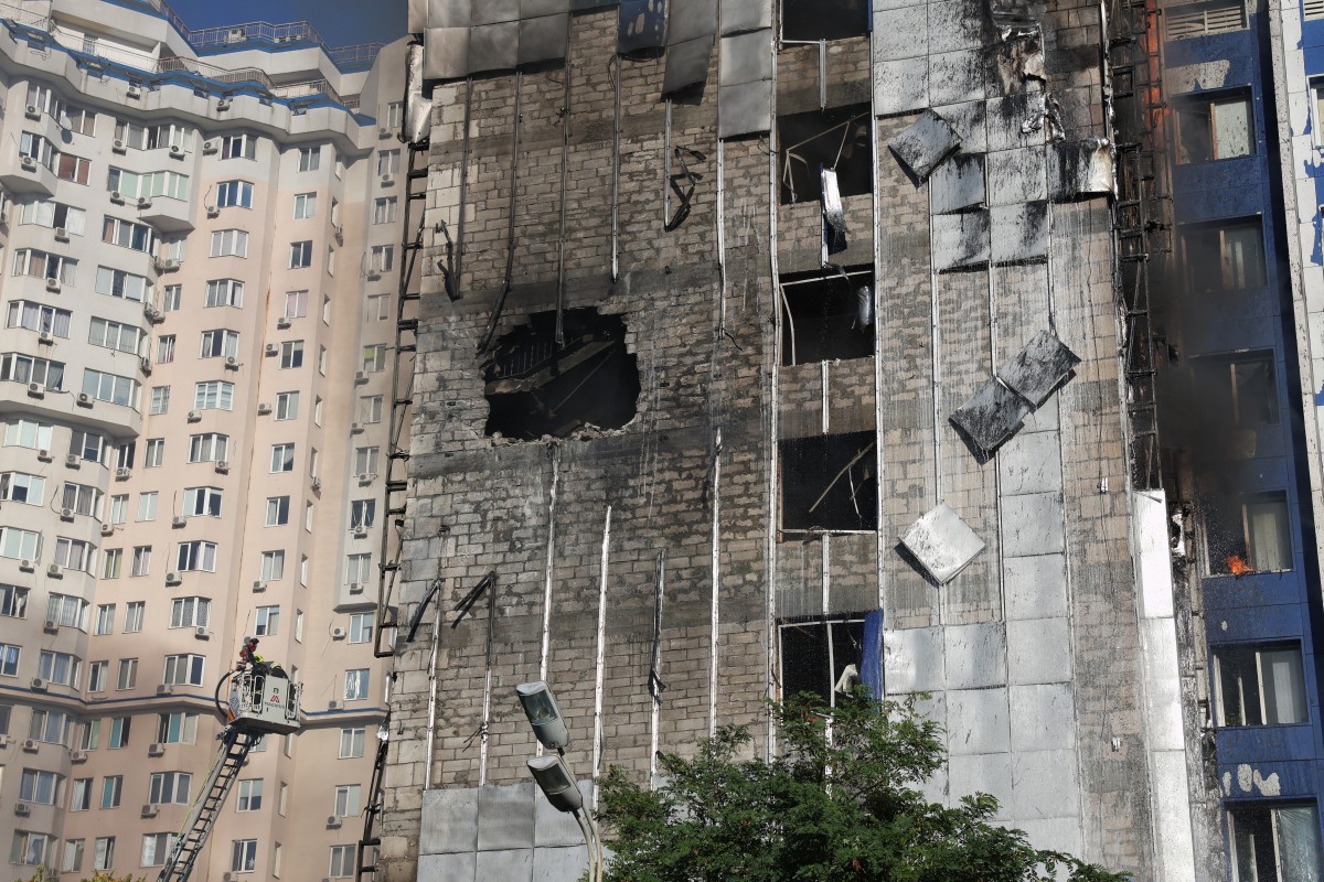 Drone atinge torre de resfriamento na usina nuclear russa de Kursk, sem causar incêndio