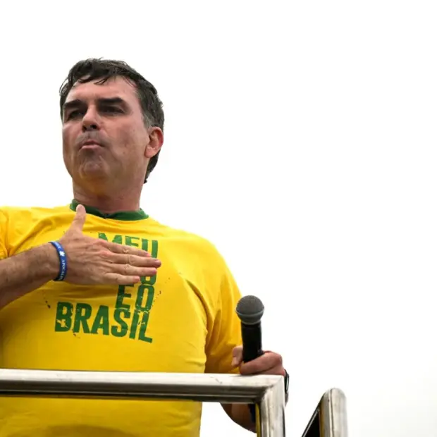 Flávio Bolsonaro desiste de entrevista no Jornal da Record horas antes de ir ao ar; motivo do cancelamento não foi informado.