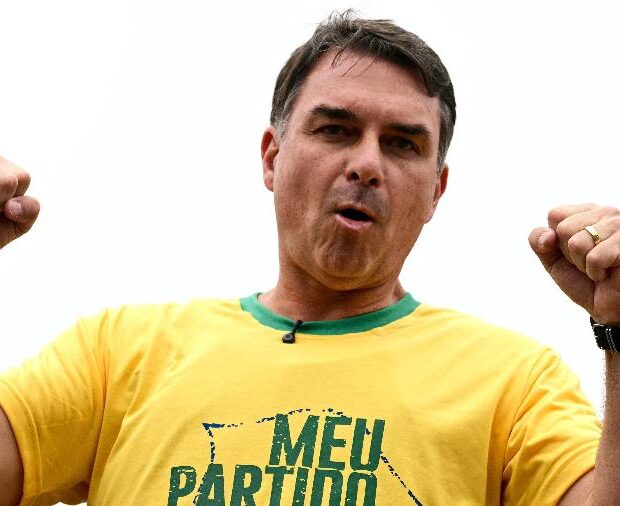 FORA DA BANCADA! Flávio Bolsonaro não participará da entrevista que faria nesta sexta (18) com Mariana Godoy e Eduardo Ribeiro.