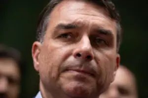 Flávio Bolsonaro cancela entrevista ao vivo na Record no mesmo dia da participação; emissora confirmou que decisão partiu do candidato.