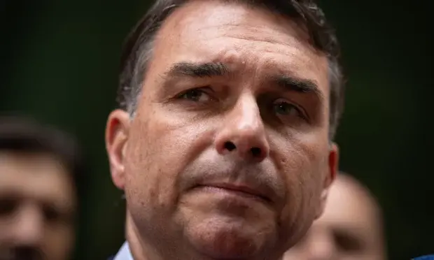 Flávio Bolsonaro cancela entrevista ao vivo na Record no mesmo dia da participação; emissora confirmou que decisão partiu do candidato.