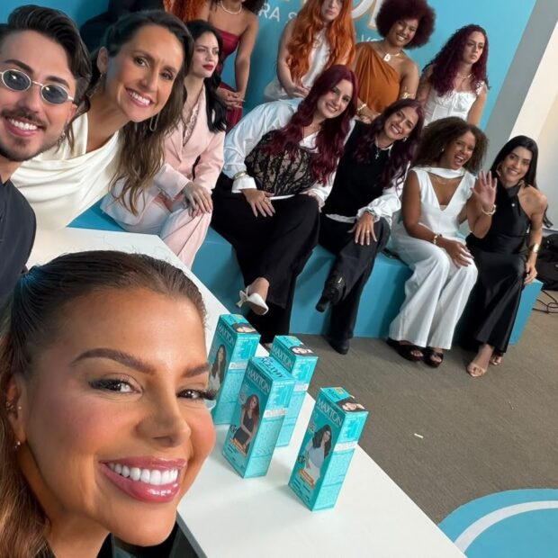 Evelyn Regly comanda o reality #VCNaCaixinhaMaxton da Embelleze, revelando a estratégia corporativa para transformar influenciadoras em vendas reais.