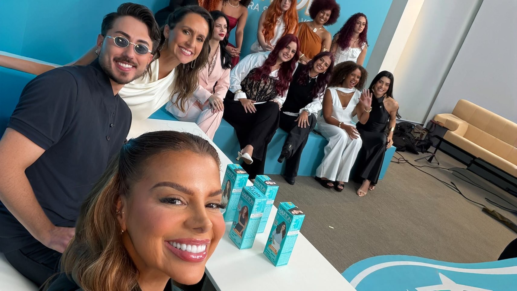 Evelyn Regly comanda o reality #VCNaCaixinhaMaxton da Embelleze, revelando a estratégia corporativa para transformar influenciadoras em vendas reais.