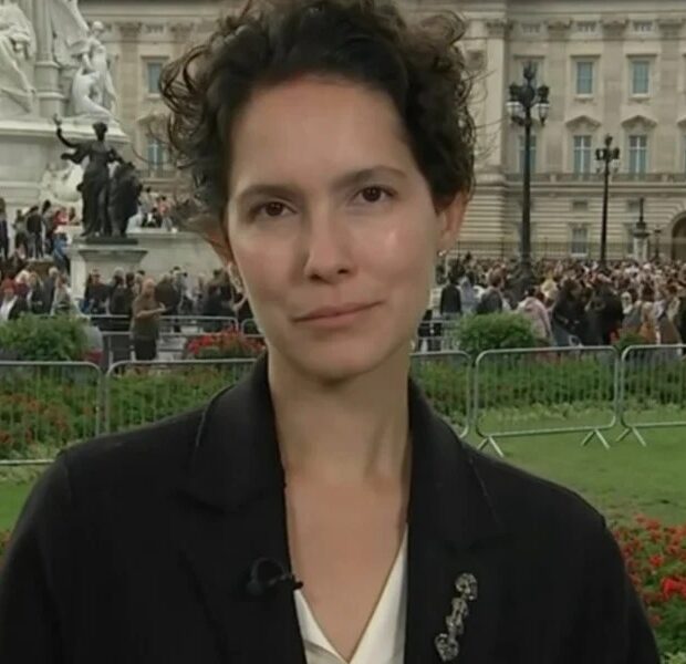 Cecília Malan durante entrada da Globo direto de Londres