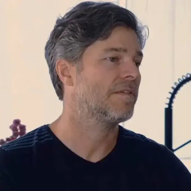 Erik Marmo relembrou os momentos de tensão ao fugir de um incêndio no prédio onde vivia com a família nos Estados Unidos. O ator conseguiu salvar documentos, computadores e materiais dos filhos.