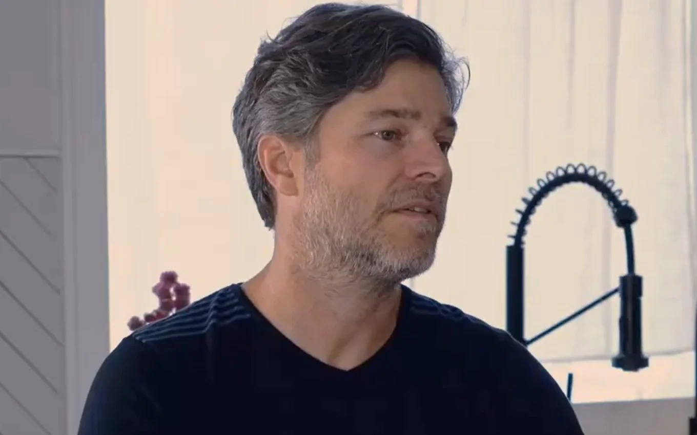 Erik Marmo relembrou os momentos de tensão ao fugir de um incêndio no prédio onde vivia com a família nos Estados Unidos. O ator conseguiu salvar documentos, computadores e materiais dos filhos.