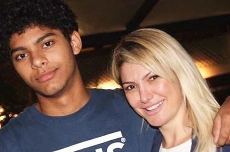 Antônia Fontenelle cancelou os compromissos de domingo após o filho Samuel ser internado com arritmia e dor no peito. Segundo ela, o episódio teria relação com uma mistura de medicamentos.