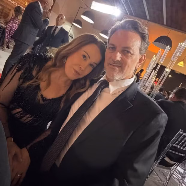 Zilu Camargo virou alvo de acusações da ex-companheira de Emerson Luiz Paris, que afirma que o empresário ainda era casado quando o novo romance começou. A equipe de Zilu contesta a versão.