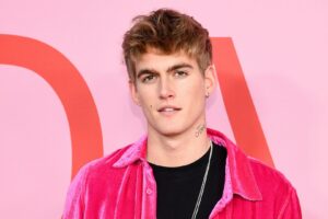 Presley Gerber, filho de Cindy Crawford e Rande Gerber, morreu aos 27 anos, em Los Angeles. A causa da morte ainda não foi divulgada.