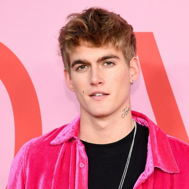 Presley Gerber, filho de Cindy Crawford e Rande Gerber, morreu aos 27 anos, em Los Angeles. A causa da morte ainda não foi divulgada.