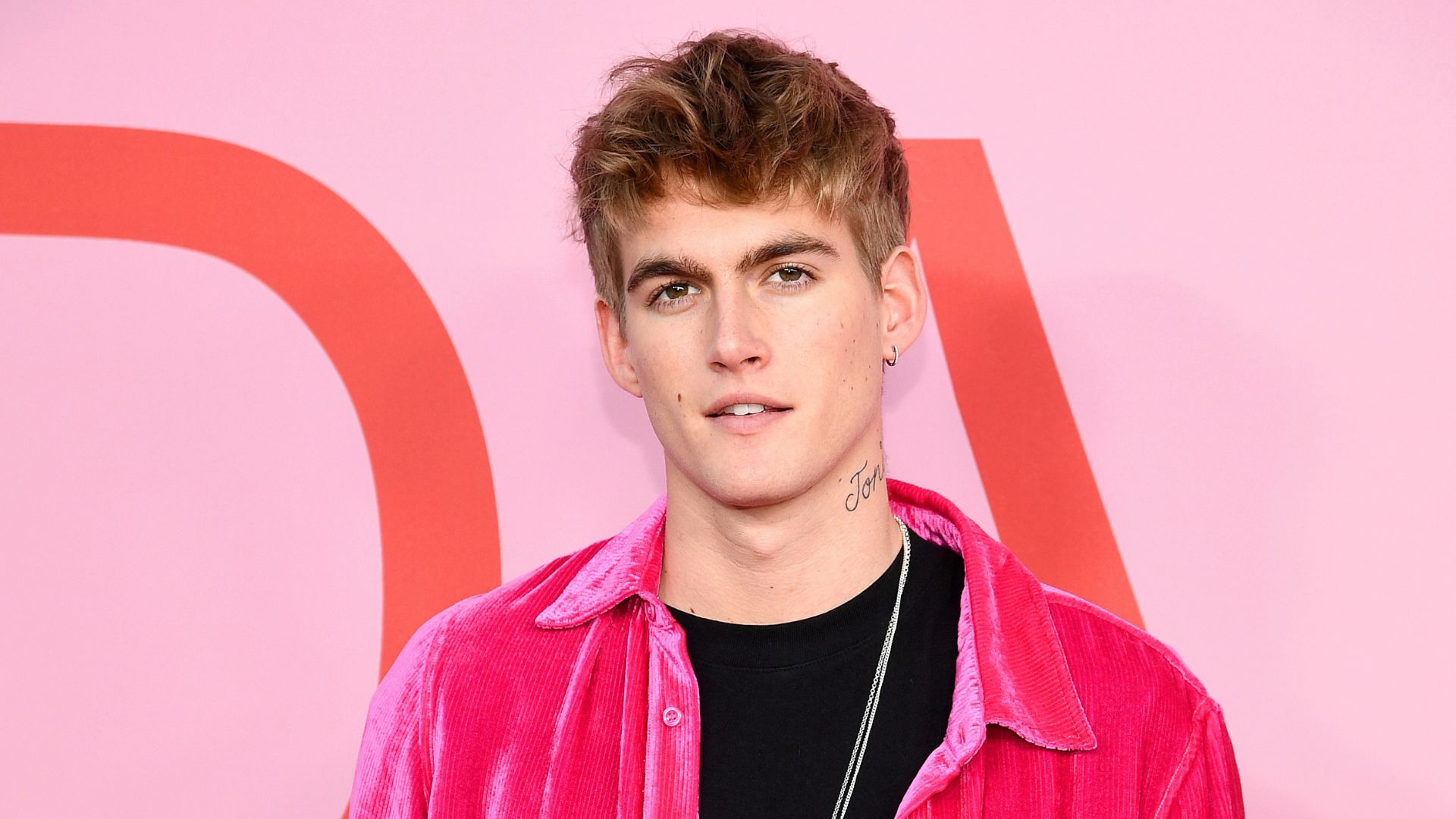 Presley Gerber, filho de Cindy Crawford e Rande Gerber, morreu aos 27 anos, em Los Angeles. A causa da morte ainda não foi divulgada.