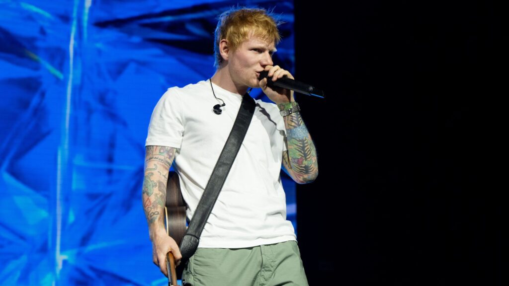 Ed Sheeran interrompeu o show para falar sobre as mortes de civis e reforçou que seus shows devem continuar sendo espaços de união.