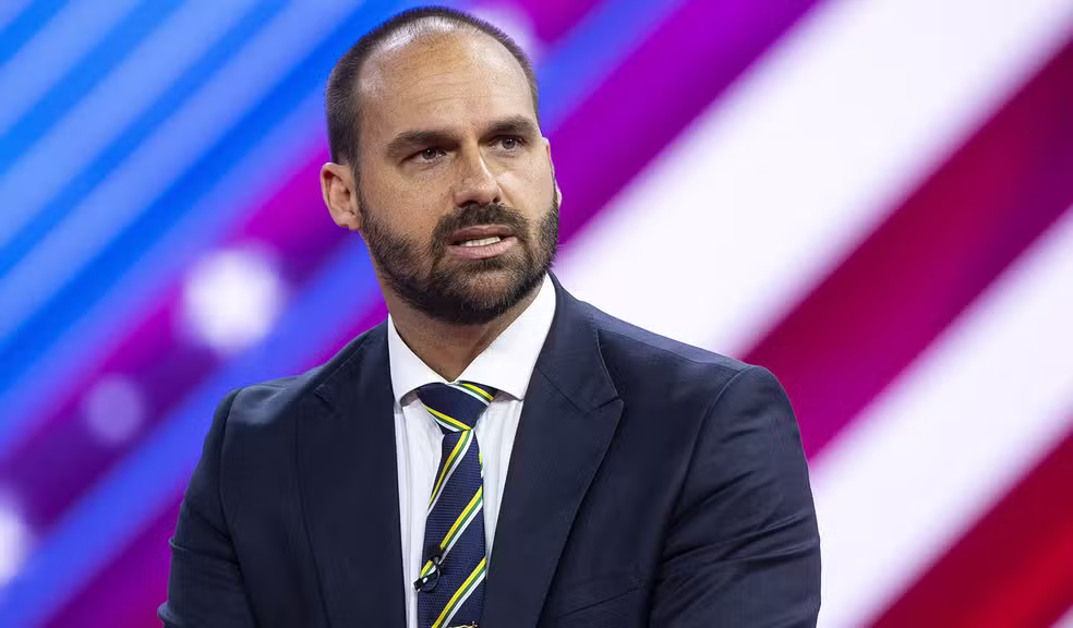 Vivendo nos Estados Unidos desde fevereiro de 2025, Eduardo Bolsonaro não retornou à função de escrivão e agora está oficialmente fora dos quadros da PF.