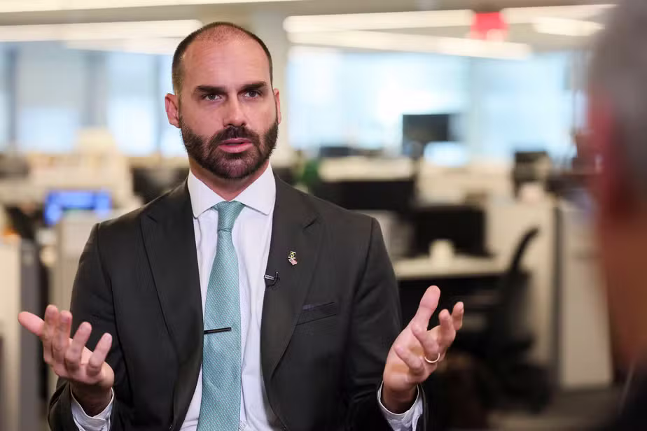 Eduardo Bolsonaro foi oficialmente demitido do cargo de escrivão da Polícia Federal após processo administrativo por abandono de cargo.
