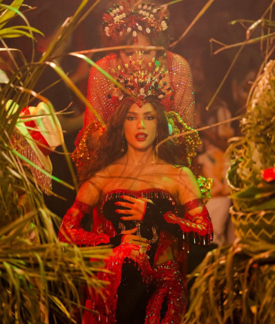 Anitta realizou um sonho de menina ao receber das mãos de Eloína dos Leopardos a coroa de rainha de bateria da Grande Rio.