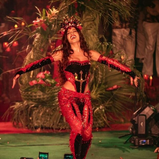 Anitta foi coroada rainha de bateria da Grande Rio diante de uma quadra lotada em Duque de Caxias