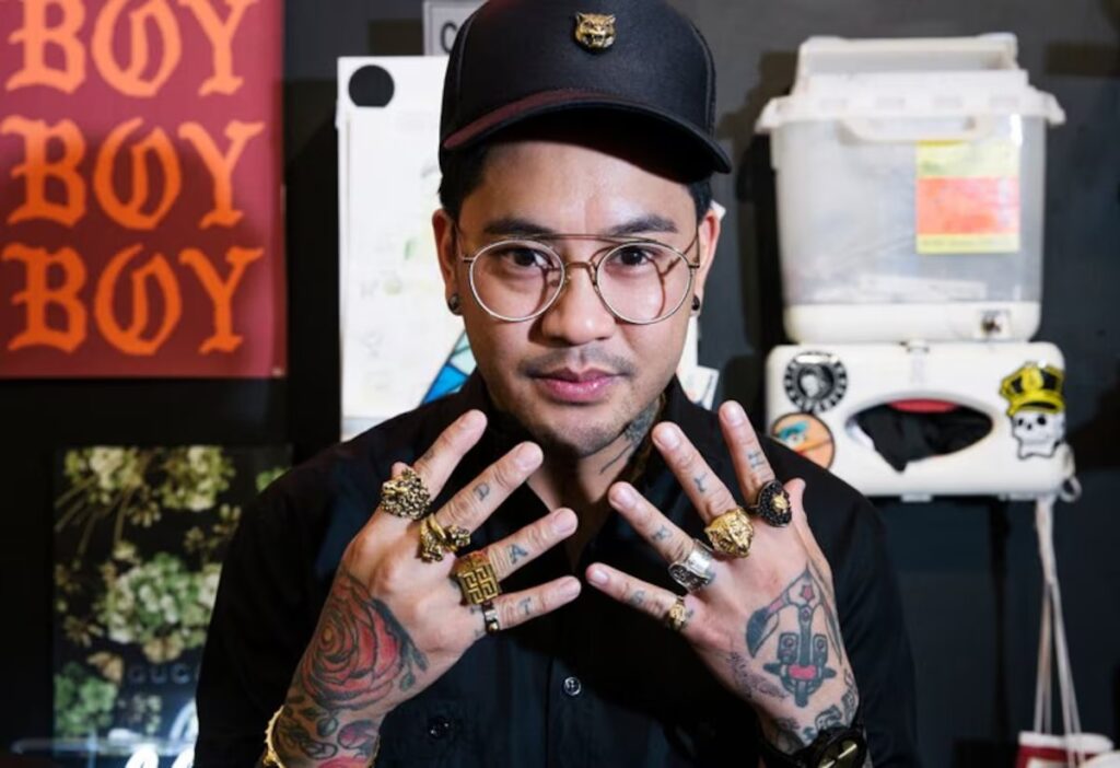 O tatuador Jonathan “JonBoy” Valena foi responsável pelo desenho no rosto do modelo
