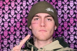 Presley Gerber exibiu a tatuagem “Misunderstood” abaixo do olho direito em 2020