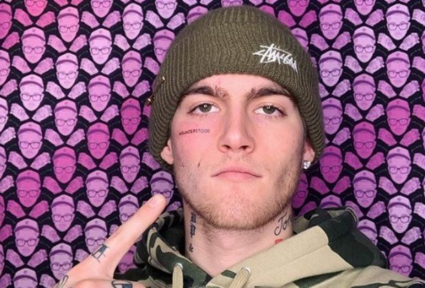 Presley Gerber exibiu a tatuagem “Misunderstood” abaixo do olho direito em 2020