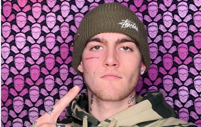 Presley Gerber exibiu a tatuagem “Misunderstood” abaixo do olho direito em 2020
