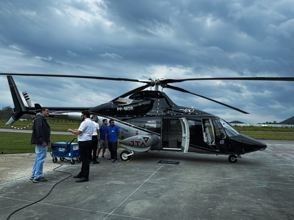 O helicóptero que levava o cantor perdeu contato durante voo em Santa Catarina