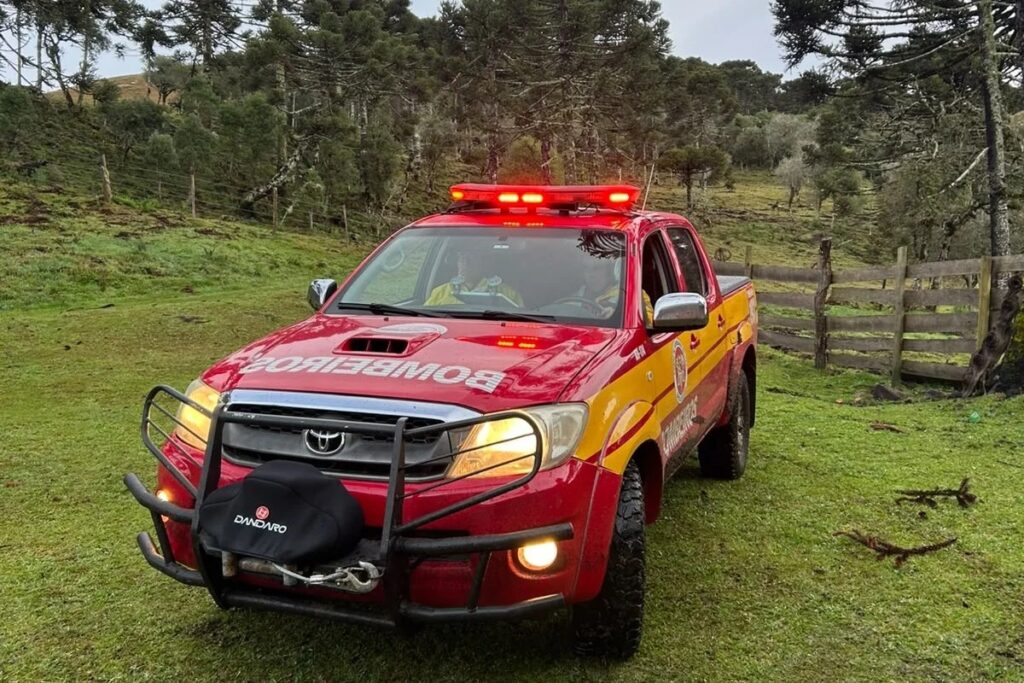 Bombeiros atuam em região de mata fechada, chuva e baixa visibilidade na Serra Catarinense
