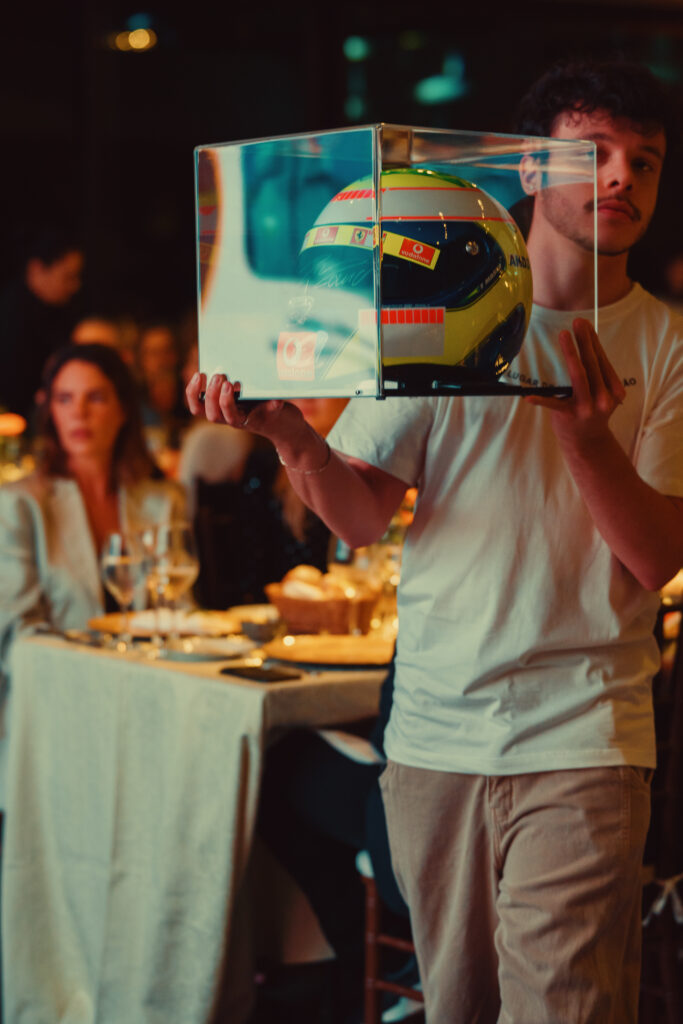 Capacete de Felipe Massa, tênis de Aryna Sabalenka, Rolex Cellini vintage e até uma semana em Trancoso entraram na disputa de um leilão que arrecadou R$ 1,1 milhão.